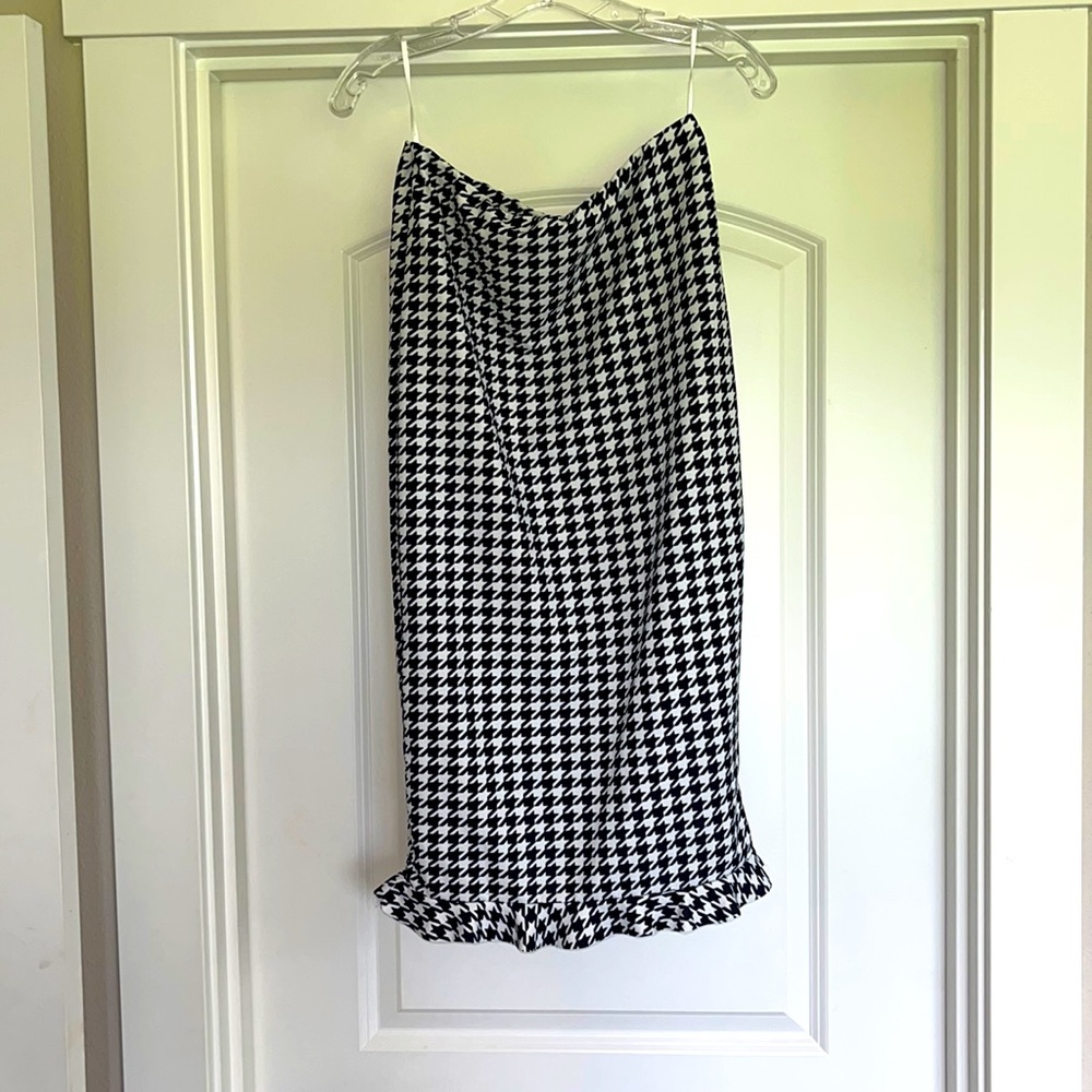 Cute black and white skirt with ruffle bottom